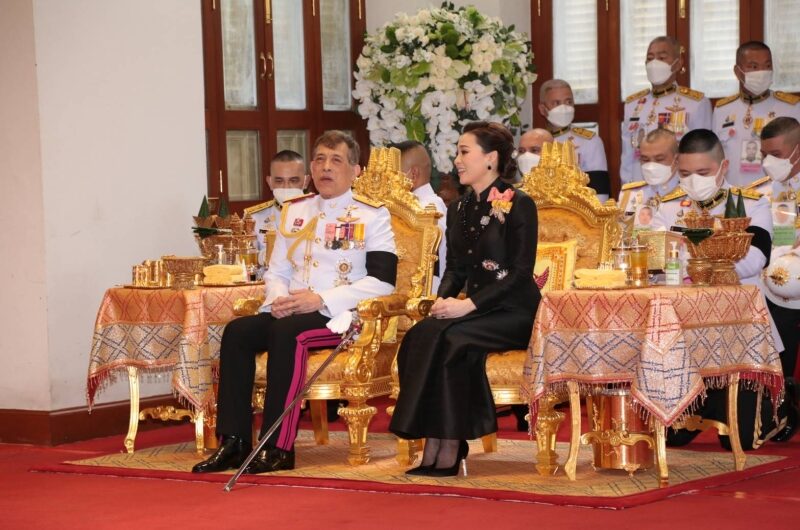 ในหลวง-พระราชินี เสด็จฯไปพระราชทานน้ำหลวงสรงศพ พลเรือเอกหม่อม