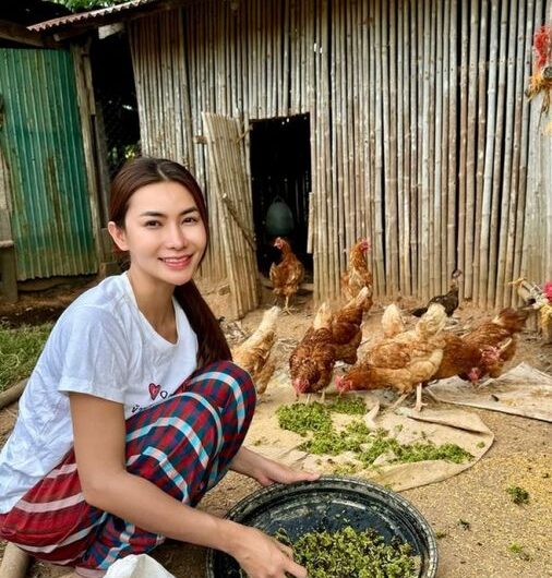 อัพเดต ชีวิตล่าสุด นางเอก-นักร้องลูกทุ่งดัง ใช้ชีวิตติดดิน เลี้ยงวัวเลี้ยงไก่