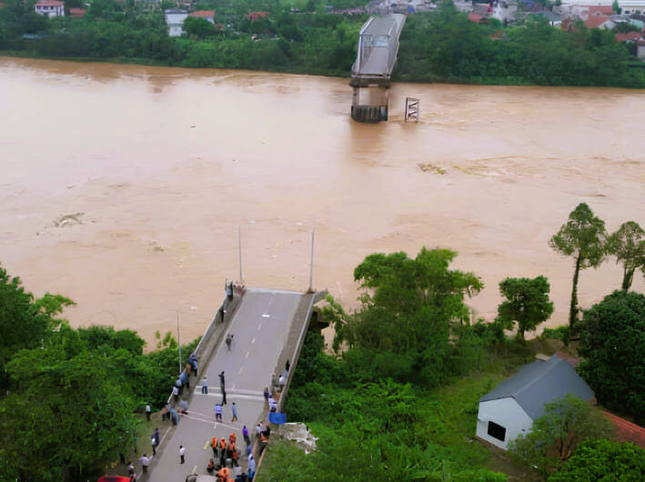 ระทึก! สะพานพังถล่มในเวียดนาม รถตกลงไปในแม่น้ำหลายคัน