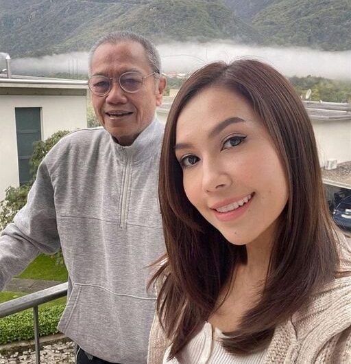 ภาพล่าสุด ‘พ่อรอง’ พร้อมลูก ‘ยุ้ย ปัทมวรรณ’ โบกมือลาไทย ลูกหลานดูแลอย่างดี