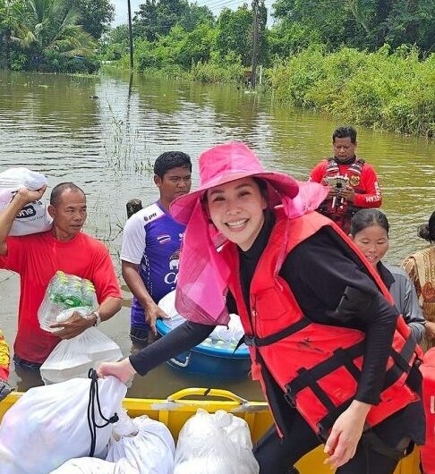 ไกลแค่ไหนก็ไปหา! ‘นุ้ย สุจิรา’ นั่งเรือลุยน้ำท่วม มอบความสุขให้ชาวบ้านไม่ห่วงสวย